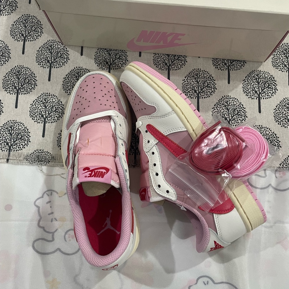 Travis Scott Women’s Low-Top Sneakers — Light Pink & Hot Pink & White - Picture 4 of 8